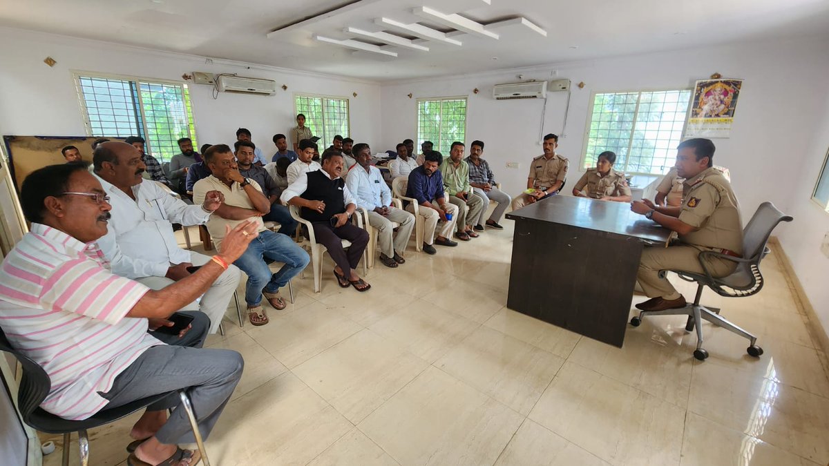 dbpuraruralpolice (@dbpuraruralbng) on Twitter photo ಈ ದಿನ ಠಾಣೆಯಲ್ಲಿ ಬಕ್ರಿದ್ ಹಬ್ಬದ ಪ್ರಯುಕ್ತ ಶಾಂತಿಸಭೆ ಹಮ್ಮಿಕೊಳ್ಳಲಾಗಿತ್ತು <a href="/bngdistpol/">SP Bengaluru District Police</a> <a href="/dspdbpura/">DSP Doddaballapura</a> <a href="/SadiqPi/">SadiqPashaPI</a> ಈ ದಿನ ಠಾಣೆಯಲ್ಲಿ ಬಕ್ರಿದ್ ಹಬ್ಬದ ಪ್ರಯುಕ್ತ ಶಾಂತಿಸಭೆ ಹಮ್ಮಿಕೊಳ್ಳಲಾಗಿತ್ತು <a href="/bngdistpol/">SP Bengaluru District Police</a> <a href="/dspdbpura/">DSP Doddaballapura</a> <a href="/SadiqPi/">SadiqPashaPI</a>