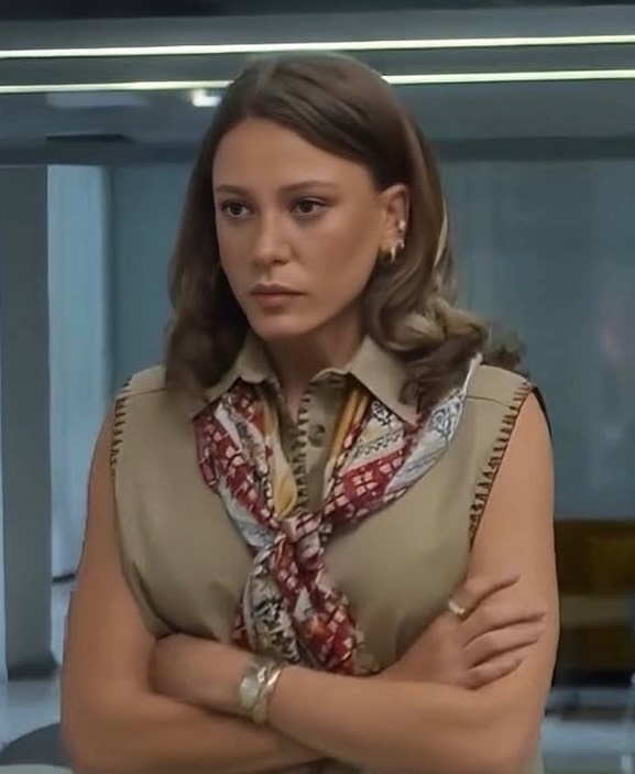 dilasimagroup's tweet photo. Kimler Geldi Kimler Geçti dizisinde Leyla Taylan karakterine hayat veren Serenay Sarıkaya, MAX&amp;Co. elbisesiyle zarafet ve modernliği bir araya getiriyor. Styling @roomtr @denizmarsan @eylulyulker  #MaxAndCo #SerenaySarikaya #KimlerGeldiKimlerGecti #LeylaTaylan #DilasimaGroup https://t.co/pKnps3fLTR