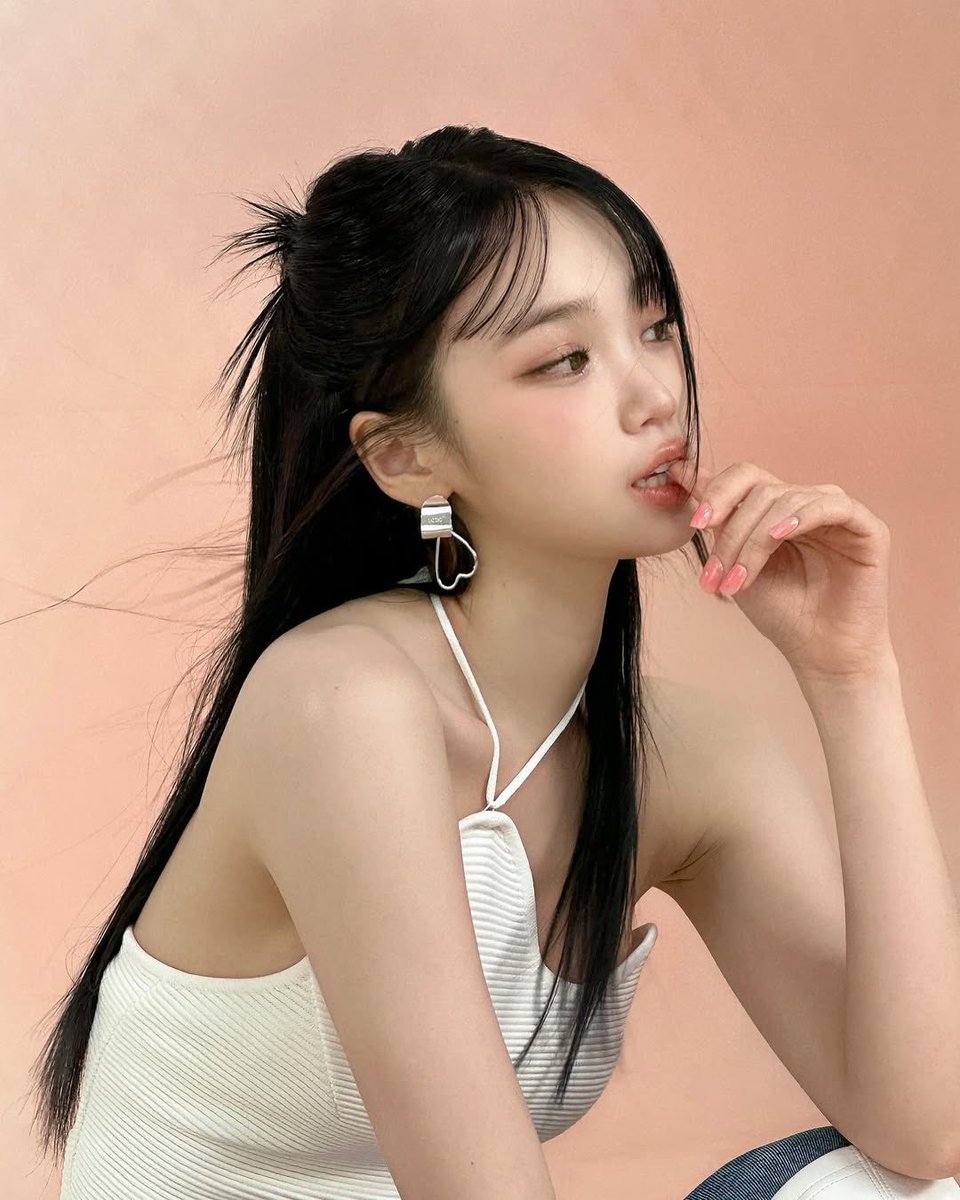 chaewinthinker's tweet image. 🧡🩵 #CHAEWON #WINTER