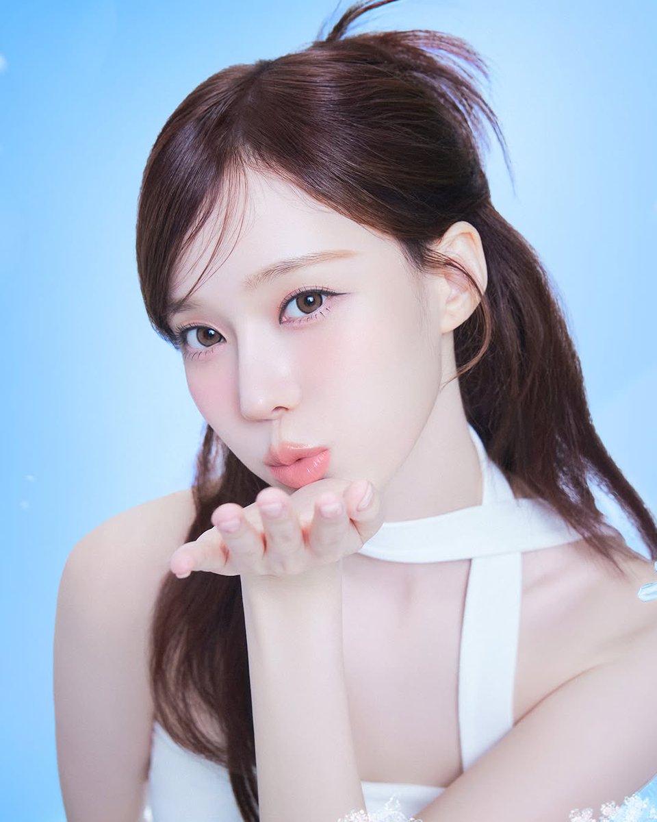 chaewinthinker's tweet image. 🧡🩵 #CHAEWON #WINTER