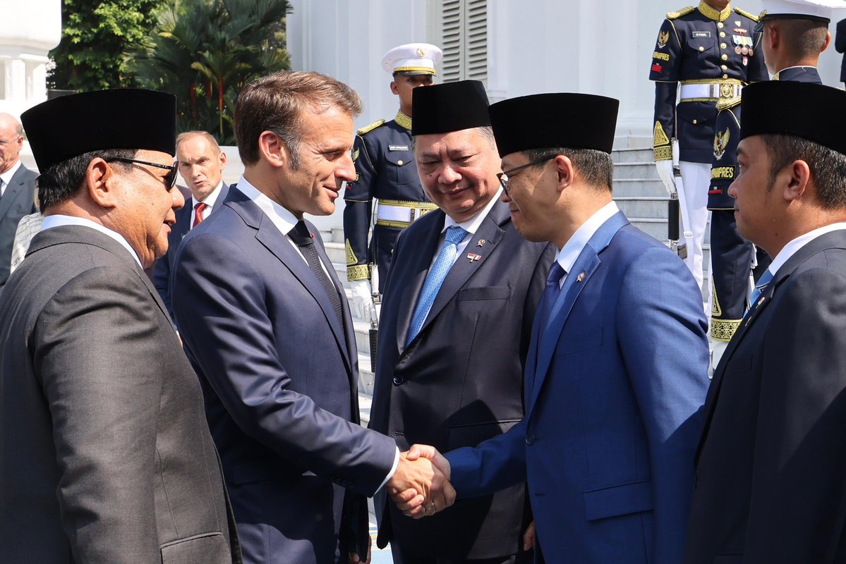 Menteri Luar Negeri Republik Indonesia (@menlu_ri) on Twitter photo Accompanied President <a href="/prabowo/">Prabowo Subianto</a> in welcoming President <a href="/EmmanuelMacron/">Emmanuel Macron</a> on his historic visit to mark 75 years of Indonesia-France relations. Both Leaders reaffirmed their commitment to deepening the Strategic Partnership across key areas Accompanied President <a href="/prabowo/">Prabowo Subianto</a> in welcoming President <a href="/EmmanuelMacron/">Emmanuel Macron</a> on his historic visit to mark 75 years of Indonesia-France relations. Both Leaders reaffirmed their commitment to deepening the Strategic Partnership across key areas