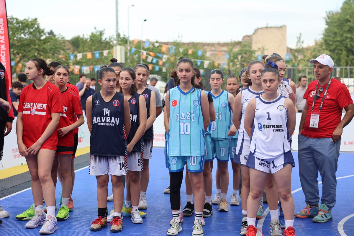 GSB_Balikesir's tweet photo. İstanbul Basketbol Gelişim Merkezinde düzenlenen Okul Sporları 3x3 Yıldızlar Türkiye Şampiyonasında Havran Sekiz Eylül Ortaokulu Türkiye üçüncüsü olmuştur. 
Sporcularımızı tebrik eder, başarılarının devamını dileriz.👏
@OA_BAK 
@gencliksporbak https://t.co/lWryMKheay