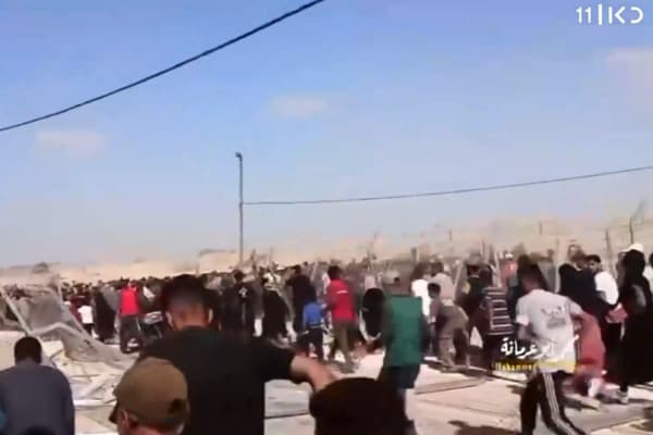 all_israel_news's tweet photo. Aid distribution turns chaotic in Gaza as thousands storm compound after Hamas tries to block access https://t.co/m06nZNfvBp
#Israel #Rafah #MiddleEastConflict #GazaStrip #AidDistribution #Hamas https://t.co/3BiNtyi1Od