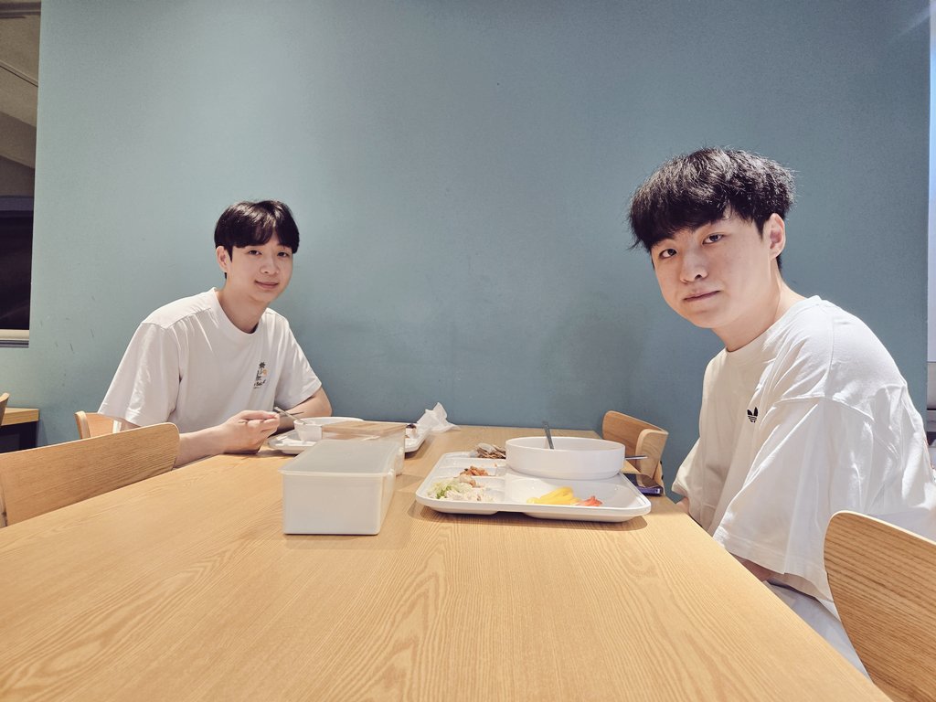 jyjoonlee's tweet image. 5월28일 수요일 - II
식당에서 웃음 소리가 너무 나서 가봤더니,,
또 붙어있는 쇼와 루.
볼때마다 듬직한 두명의 사진으로 오늘 사진 업로드 마무리 하겠습니다~
* 제가 사진 찍는다고 둘이 막 웃다가
정색한거 아니에요~ 진짜!!
#dpluskia #wherelegendsareborn #dkshowmaker #dklucid