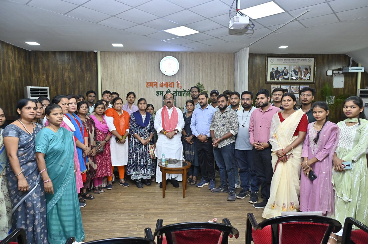 <a href="/ArunSao3/">Arun Sao</a> दिवंगत पंचायत शिक्षा कर्मी के पीड़ित विधवा परिवारों को कब तक अनुकंपा नियुक्ति प्रदान करेंगे महोदय जी इस पर भी दो शब्द बोलने की कृपा करें चुनाव पूर्व आपने हमारे हड़ताल में आकर वादा किया था और आज सरकार को 2 साल होने को है किंतु आज पर्यंत तक निराकरण नहीं हो पाया