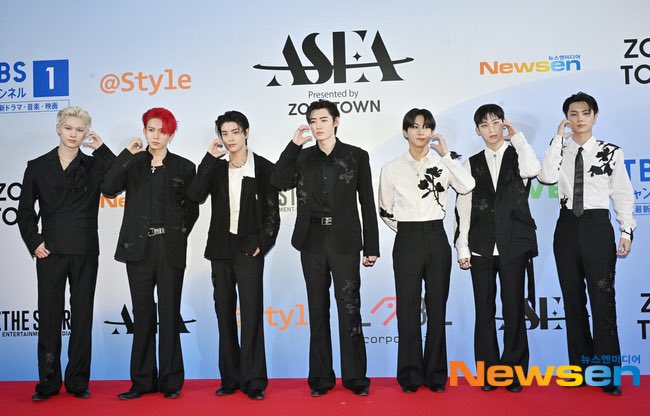 ENHYPEN at the 2025 Asia Star Entertainer Awards red carpet.