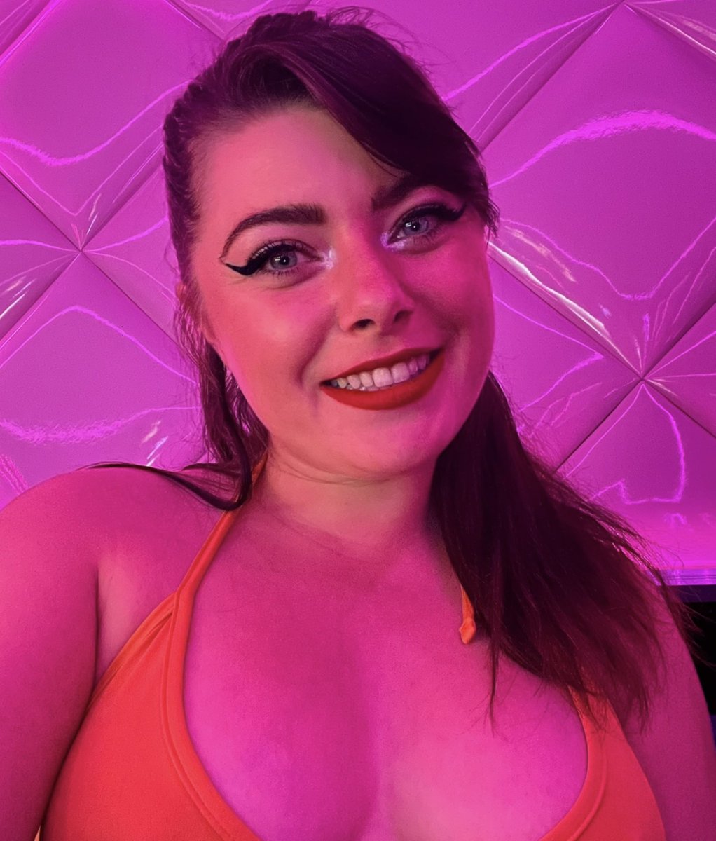 Qui veut faire un petit show cam avec moi aujourd’hui ? Ça va être très chaud 🤭