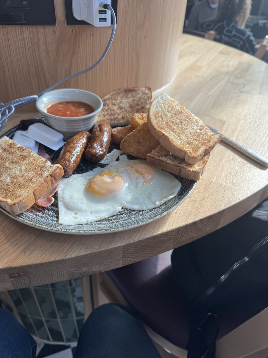 Not the same without my wee mate but still needs done…city number 2 for the day. Cmon the Chels ✈️⚽️🏆🍺🇵🇱💙🩵