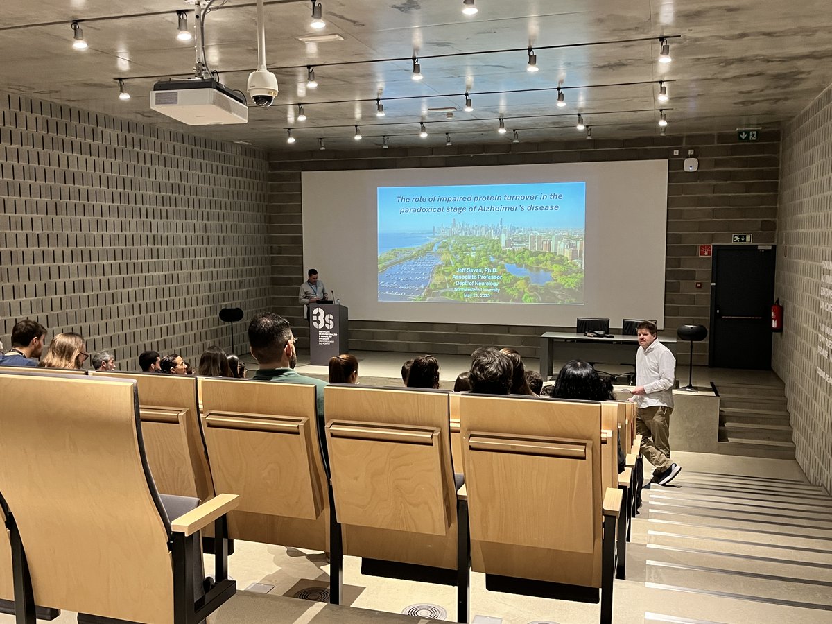 AstrocytesRus's tweet image. We had the pleasure of welcoming Dr. Jeffrey Savas from the Northwestern Feinberg School of Medicine (USA) and learn all about the consequences of impaired protein turnover in Alzheimer&apos;s disease. Thank you Jeff! 👏🫱🏾‍🫲🏽 
@NUFeinbergMed #i3S_UPorto