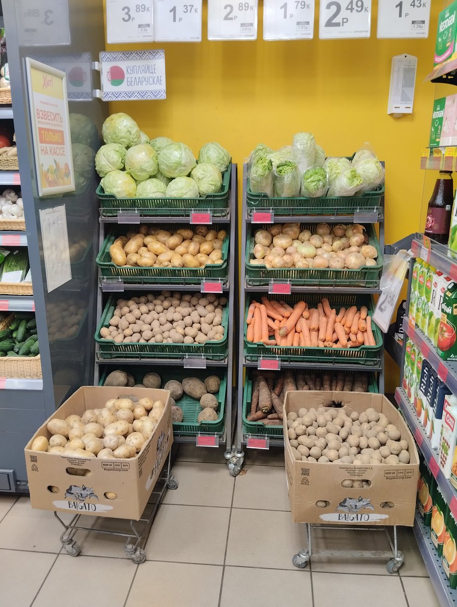 albersantin's tweet photo. 🥔🇧🇾En los supermercados de Minsk, las estanterías están repletas de patatas, uno de los productos más típicos de Belarús.

Aquí en Belarús no existe problema de abastecimiento. El kilo de patata está a 40 céntimos de €

 ¡Los propagandistas de la OTAN ya no saben qué inventar! https://t.co/7doYi86ql0
