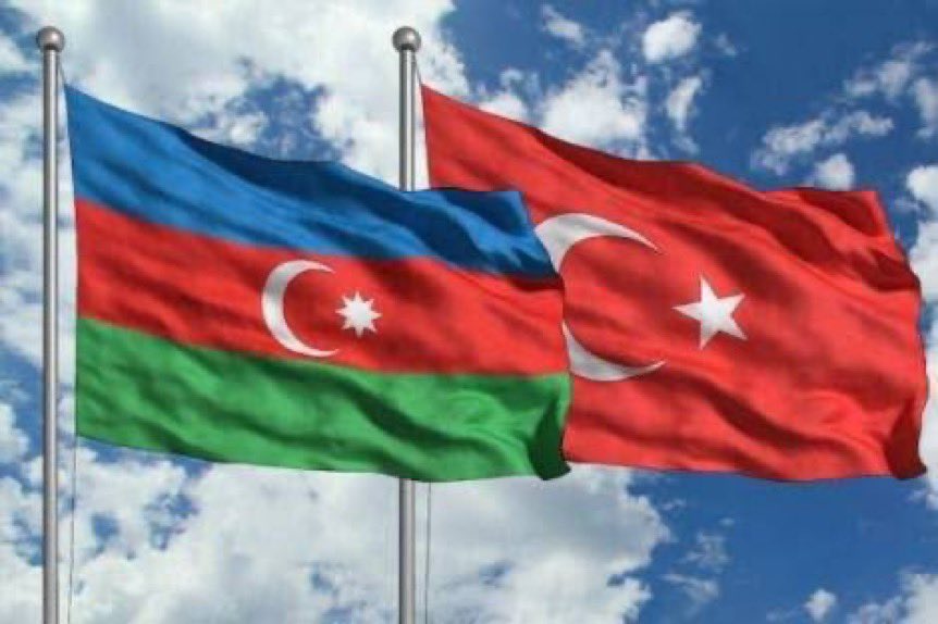 Azerbaycan’ın ilk Cumhurbaşkanı Muhammet Emin Resulzade’nin “Bir kere yükselen bayrak, bir daha inmez” diyerek kaldırdığı bayrak sonsuza kadar dalgalanacaktır.
#Azerbaycan #TekMilletİkiDevlet  Cumhuriyeti’nin 107.yılı kutlu olsun.