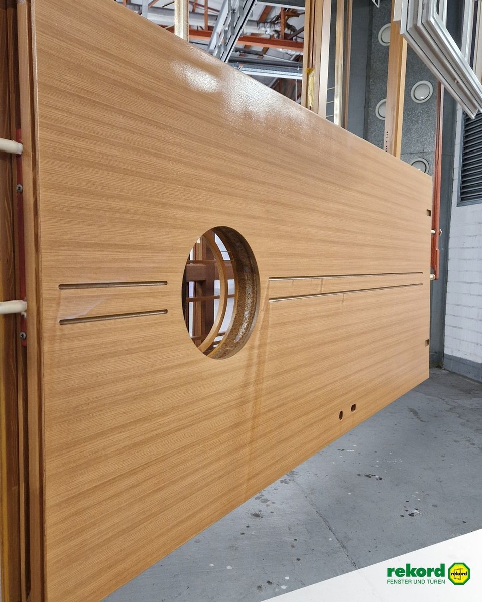rekord_de's tweet photo. #Eiche #Haustüren in der #Produktion 🚪  
  
Im Herzen unserer Produktion entstehen die wunderschönen #Eiche #Haustüren – Statt Lack verwenden wir Lasur, um die einzigartige #Maserung und #Optik des #Eichenholzes zu bewahren.  
💪🌳 🏡 https://t.co/Jtu3i6HAt5