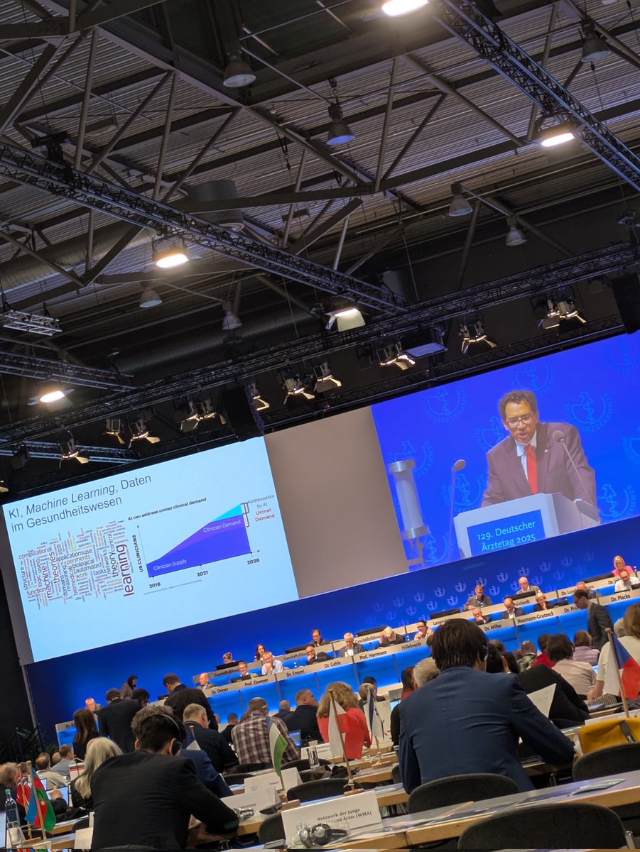 Am zweiten Tag des #Ärztetag steht alles im Zeichen der Künstlichen Intelligenz. Digital Health Experte Prof. Aldo Faisal <a href="/FaisalLab/">FaisalLab</a> umreißt die Anwendungsmöglichkeiten. #daet25 #KI #AI 🤖