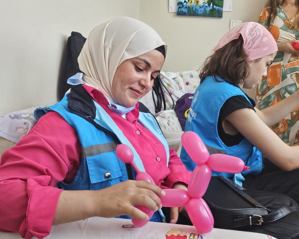 Elmalılı Hamdi Yazır Yurdu öğrencileri, #KYGMGönülBağı Şifa Oyuncakları kapsamında Antalya Eğitim Araştırma Hastanesi Çocuk Hematoloji bölümünde tedavi görmekte olan, çocuklara oyuncak hediye etti.