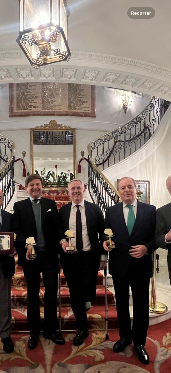 El Departamento Primero  de TCu recuperando en el torneo de pádel su mejor versión... Y si no, siempre nos  quedará el  Mus!