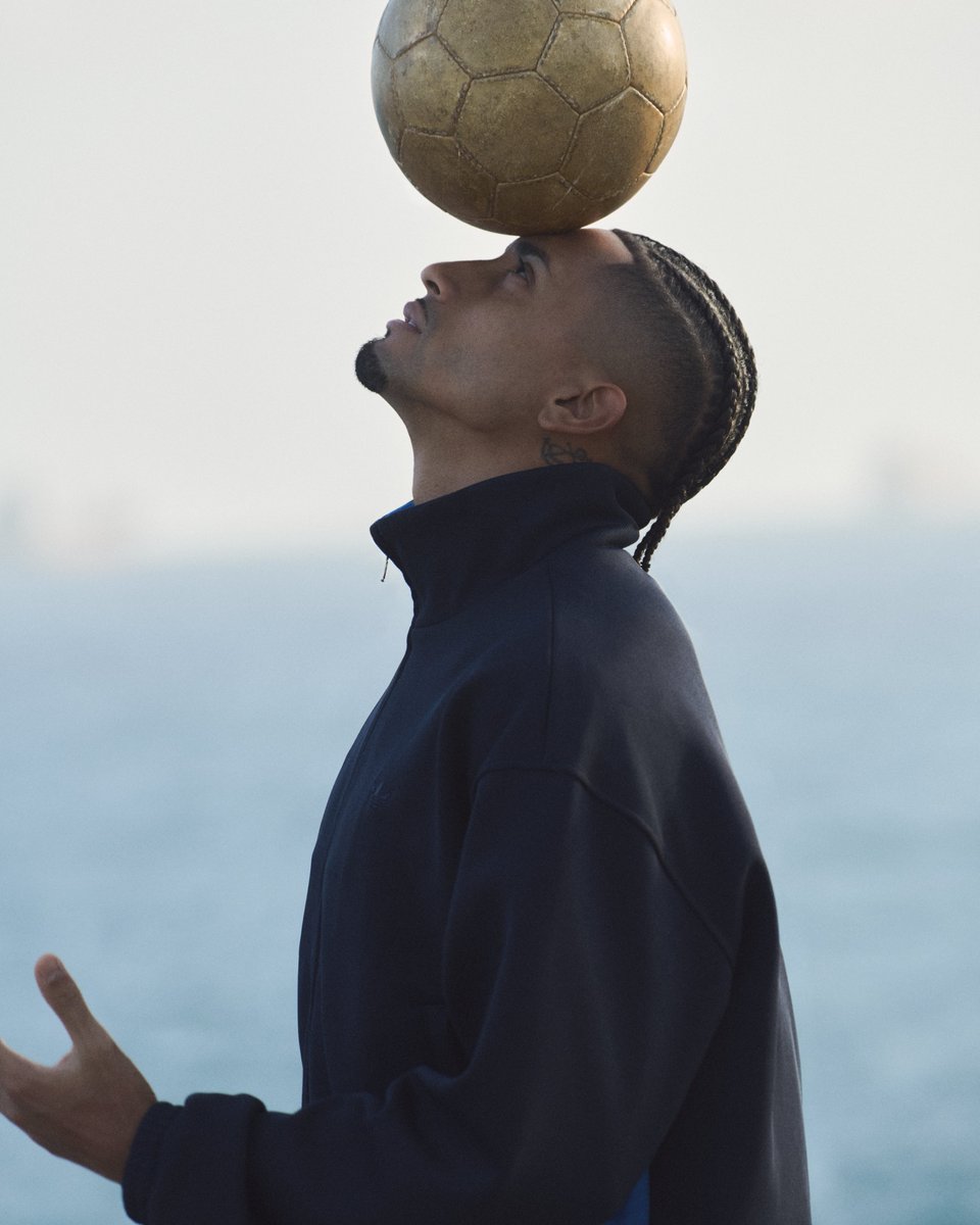 adidasoriginals's tweet image. Depicting life at a crossroads, the SS25 adidas Originals by Wales Bonner campaign celebrates the inherent facets of port towns – here city streets intersect with the coastal breeze, juxtaposing the raw, vibrant pulse of urban spaces with the calm, expansive feel of open…