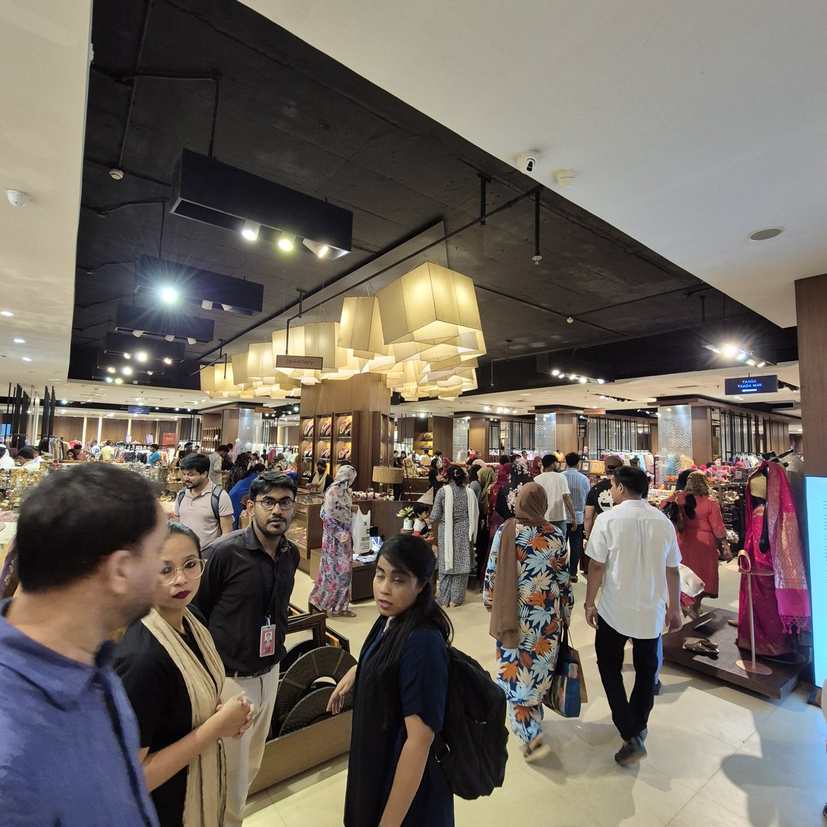 JFPshoppingmall's tweet image. ঈদের আমেজে রঙিন হোক প্রতিটি মুহূর্ত! ঈদ বাজারে যমুনা ফিউচার পার্কে আপনার পছন্দের সব ব্র্যান্ড, দারুণ অফার আর ট্রেন্ডি কালেকশন — সব এক ছাদের নিচে!

#JamunaFuturePark #EidBazaar #EidShopping #JFPEvents #FashionFiesta #EidReady #ShopWithJoy