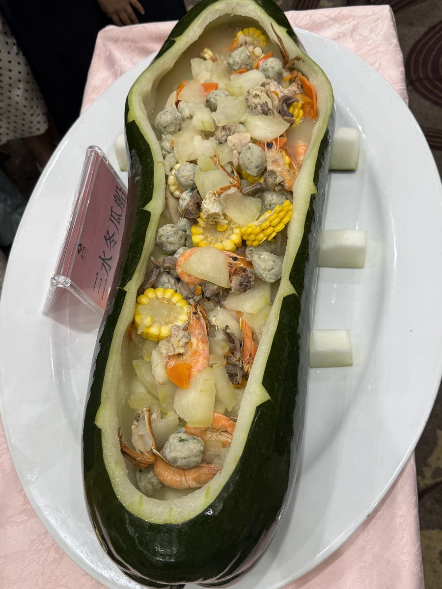 用冬瓜当锅煮出来的杂烩汤，鲜掉眉毛！
The hotchpotch soup cooked in a winter melon pot is so delicious that it's out of this world!