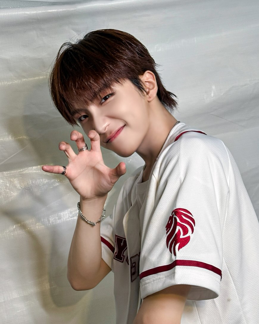 boynextdoorina's tweet photo. [INSTAGRAM] 250528 — #WOONHAK 

Bernyanyi di malam Adelante ˚₊·

#BOYNEXTDOOR #보이넥스트도어 https://t.co/Xg7LfB04pr