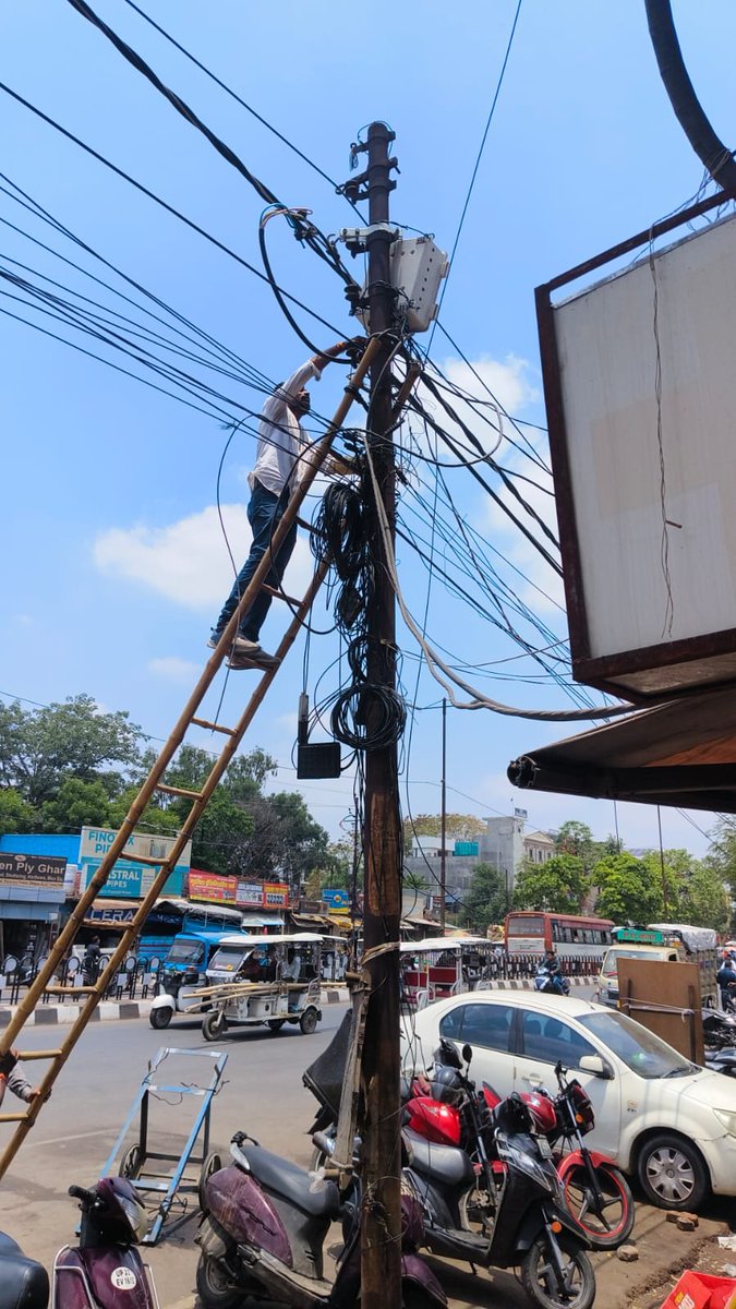 bstvlive's tweet photo. 🚨 लखनऊ : खदरा और गल्लामंडी क्षेत्र में चेकिंग अभियान 🚨
⚡ विद्युत, बकाया चेकिंग अभियान चलाया गया
👨💼 अहिबरनपुर SDO के नेतृत्व में चलाया गया अभियान
🔌 अभियान में बड़े बकाएदारों के कनेक्शन काटे गए
#Lucknow #ElectricityCheck #OutstandingBills #ActionAgainstDefaulters https://t.co/LvZFwTZi16