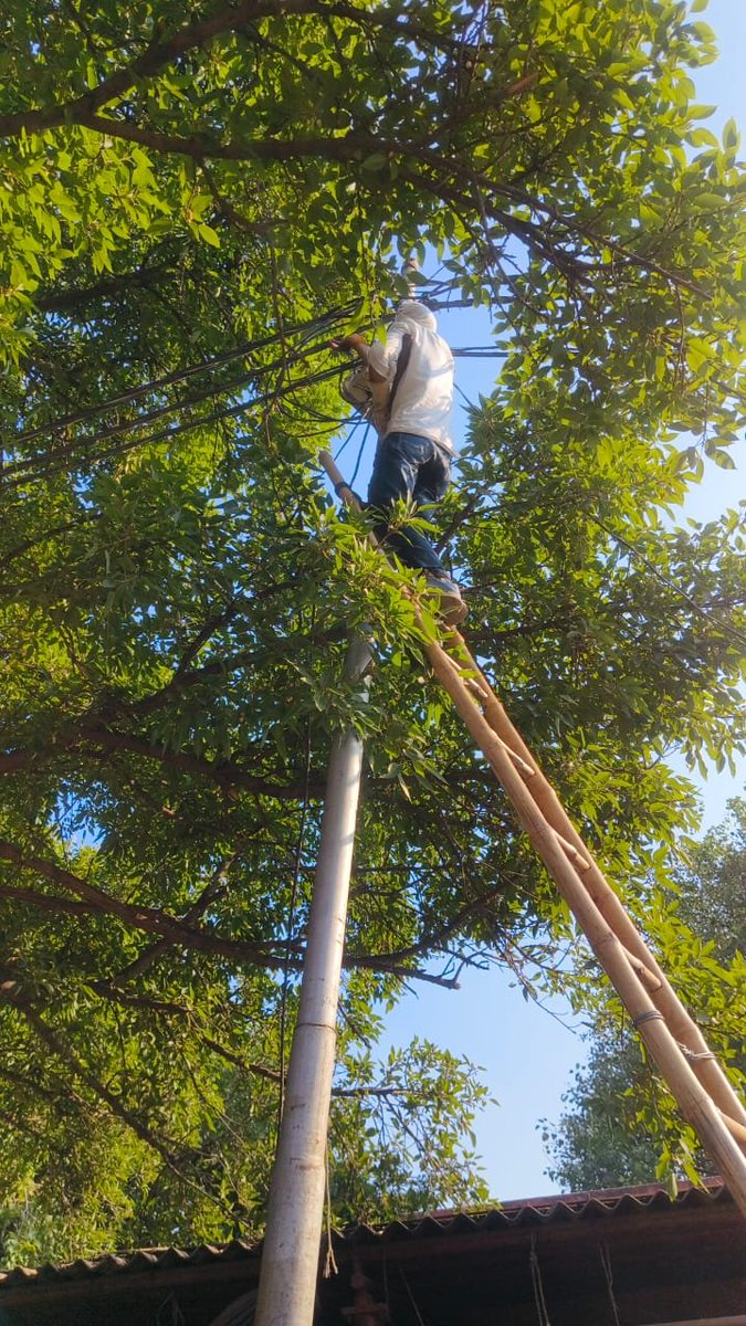 bstvlive's tweet photo. 🚨 लखनऊ : खदरा और गल्लामंडी क्षेत्र में चेकिंग अभियान 🚨
⚡ विद्युत, बकाया चेकिंग अभियान चलाया गया
👨💼 अहिबरनपुर SDO के नेतृत्व में चलाया गया अभियान
🔌 अभियान में बड़े बकाएदारों के कनेक्शन काटे गए
#Lucknow #ElectricityCheck #OutstandingBills #ActionAgainstDefaulters https://t.co/LvZFwTZi16