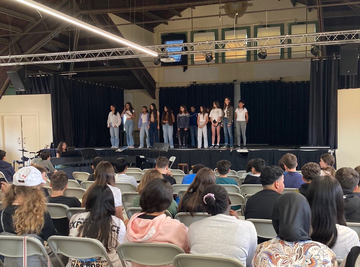 El dilluns passat els alumnes de 1r i 2n d’ESO van fer les últimes actuacions del curs de Coral i Combo, les matèries del Projecte Musical que el Centre realitza en col·laboració amb l’Escola de Músics. Moltes gràcies per la vostra col·laboració!🙌🏻