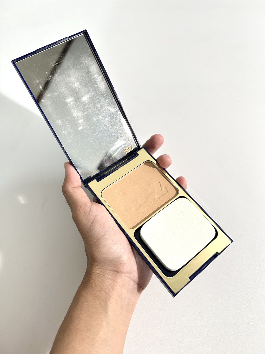 tiramissad's tweet photo. packaging-nya juga simple, udh dapet kaca &amp; puff. kacanya ini super gede, enak buat ngaca 👍  #inezcosmetics #thelegendkeepsgettingbetter #compactpowder #bedakbirulegend https://t.co/wsd1P3Y5Cq