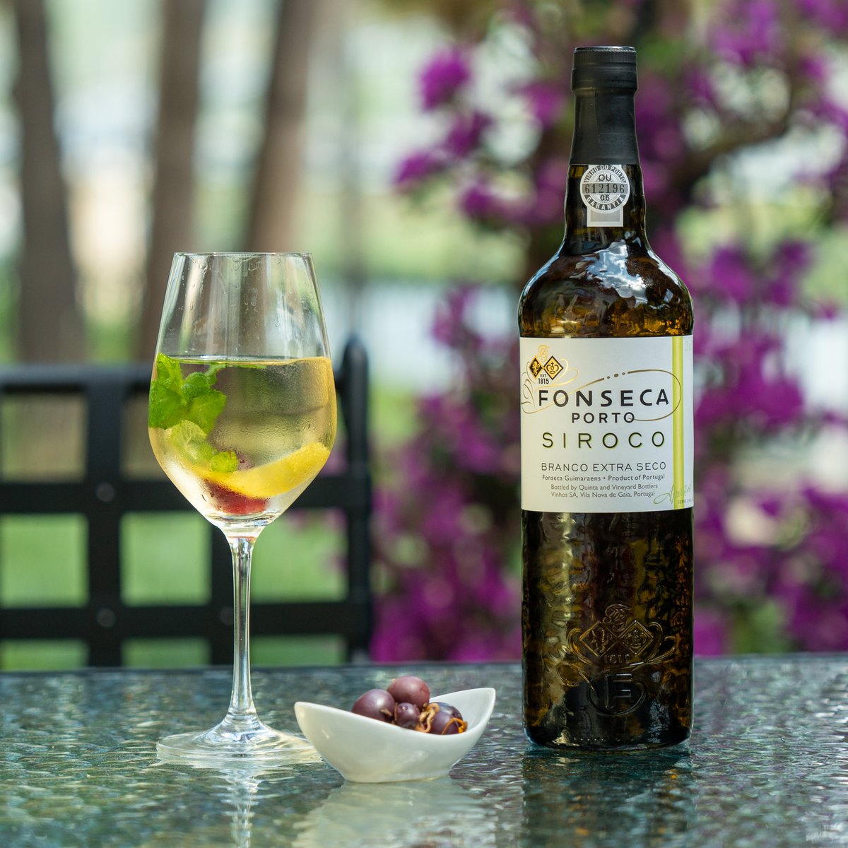 Servido bem fresco nas margens do Douro, o Fonseca Siroco revela notas delicadas de fruta branca, flor de laranjeira e uma subtil mineralidade.

Served chilled on the banks of the Douro, Fonseca Siroco reveals delicate notes of white fruit, orange blossom and a subtle minerality.
