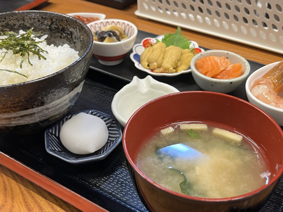 CXOBANK's tweet image. 待ちに待った雲丹旅。ここは宮城県仙台。みこグループでこの時期大量に仕入れている片倉商店が運営するミョウバン無添加ムラサキウニを食べに。生ウニと海鮮御膳2,300円+殻付きウニ2個840円を注文し豪快に雲丹を堪能。箱ウニよりもそのまま食べる殻付きウニのほうが素材自体のやや苦味あり。見た目では…