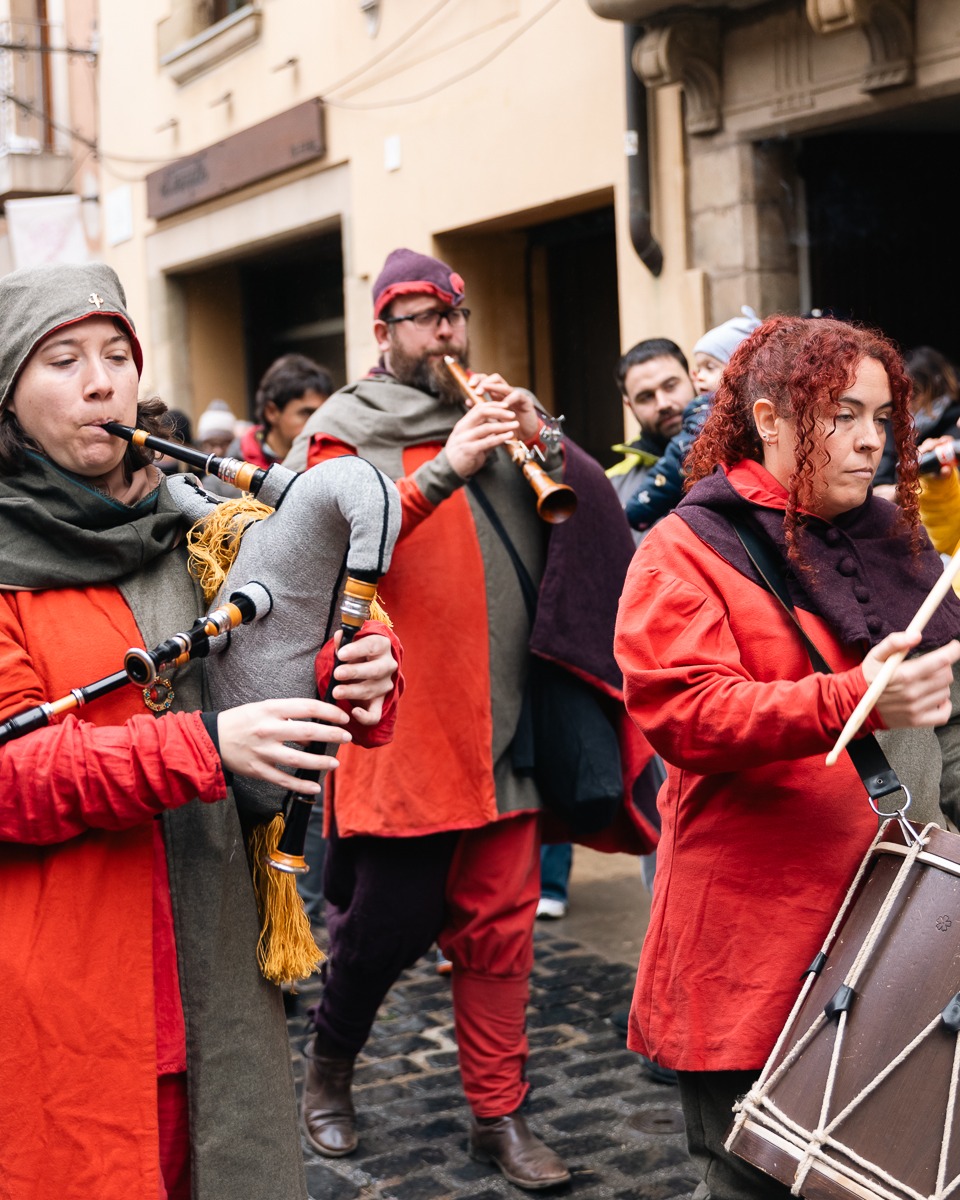 Carrers plens d'artesania, menjar acabat de fer, música en directe i personatges sortits de l'època medieval...

📜 Tradició, cultura i espectacle, el cor medieval de Vic!

#MercatMedieval #VicMedieval #Vic #Osona #CiutatMedieval #CulturaCatalana #FiresVic #CatalunyaExperience