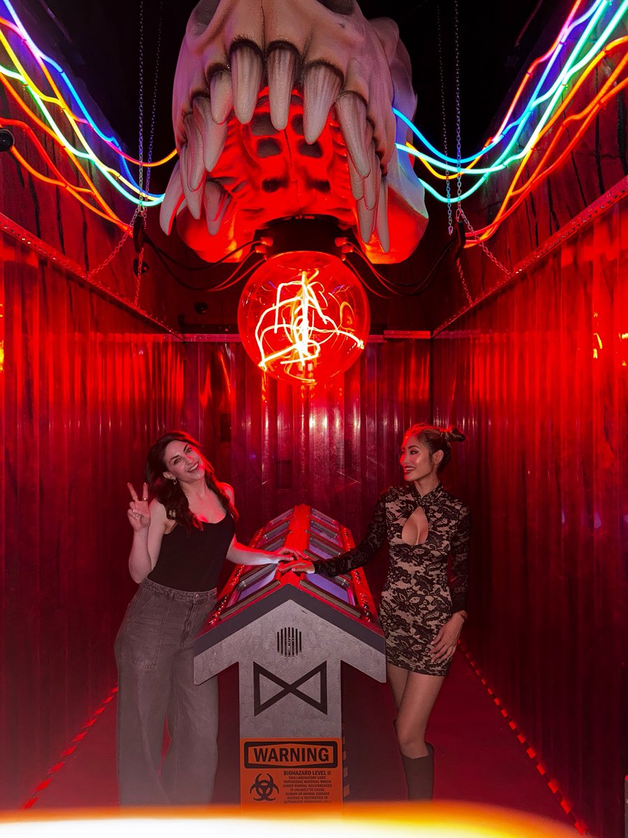 last night <a href="/LeahLamarr/">Leah Lamarr</a> dragged me out until 1 AM to solve multiple escape rooms, of course 💀