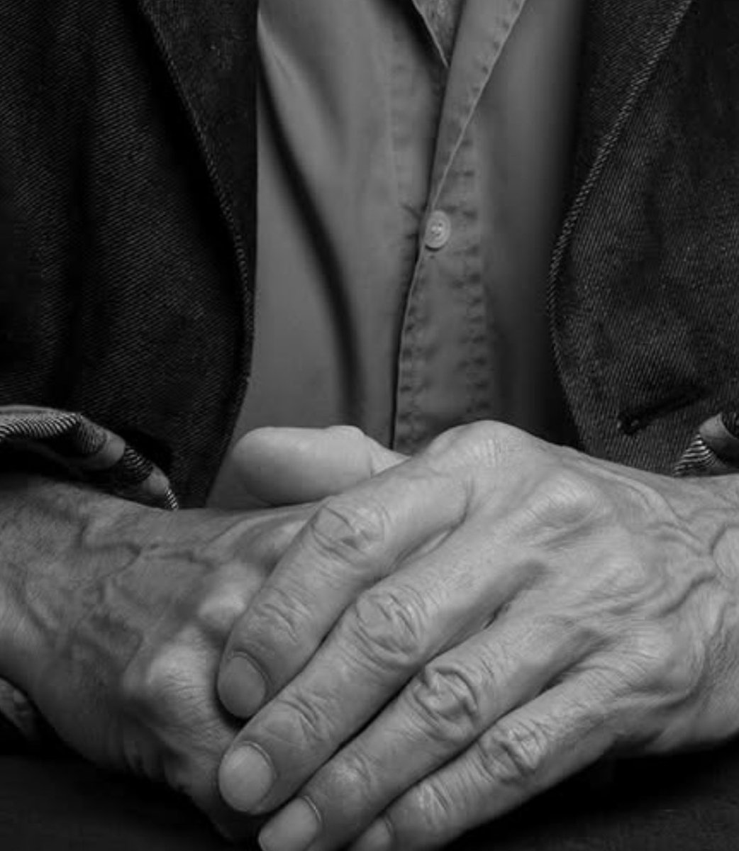 와…손봐.. 손톱깨끗하고 핏줄은 비명지르고있고  손가락은 몽둥이같음