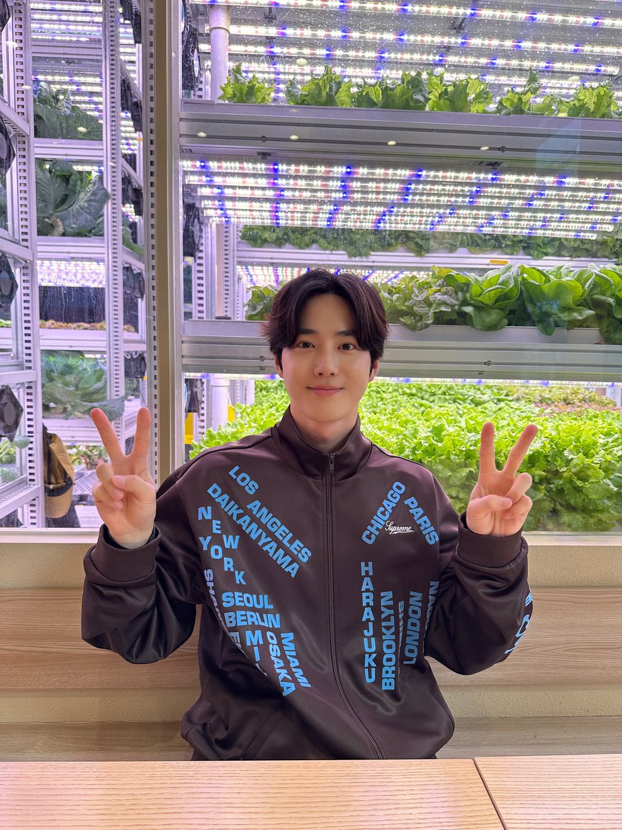 SUHOLOOK tweet picture