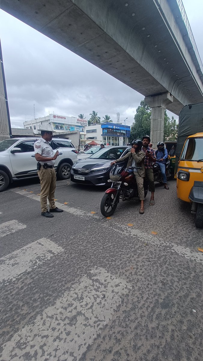 micolyttrfps's tweet image. ಈ ದಿನ ಠಾಣಾ ವ್ಯಾಪ್ತಿಯ ಸಾಗರ್  ಜಂಕ್ಷನ್ ನಲ್ಲಿ ವಾಹನ ಸವಾರರಿಗೆ/ ಚಾಲಕರಿಗೆ  #STOPLINE AND #ZEBRACROSS ನ ಕುರಿತು ಜಾಗೃತಿಯನ್ನು ಮೂಡಿಸಲಾಯಿತು.
Drive carefully, to  live Joyfully!