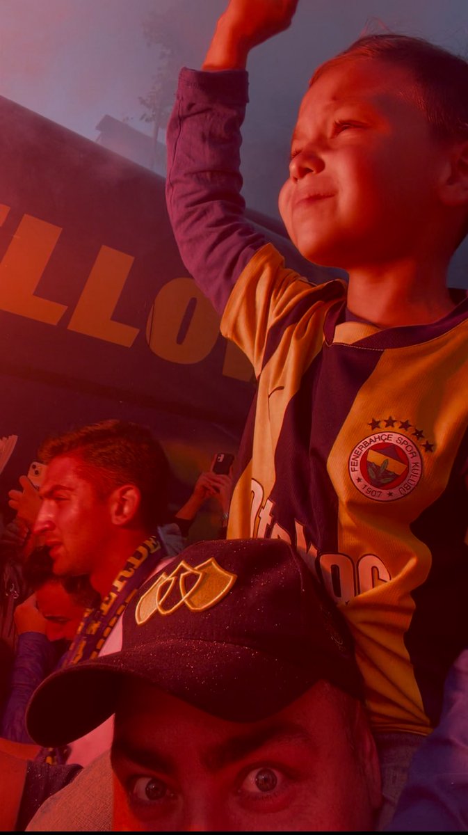 2017-2025
🥹🥹

Geçmiş zaman mazi olunca,
Hep o anlar geliyor aklıma,
Daha dört yaşında babamın omuzunda,
Gelmiştim sana Kanarya.

Gelecek zamana var bir dua,
Elimiz yükseldi semaya,
Allahım ne olur, duy bu yürekleri,
Üzme Fenerbahçe’mizi…