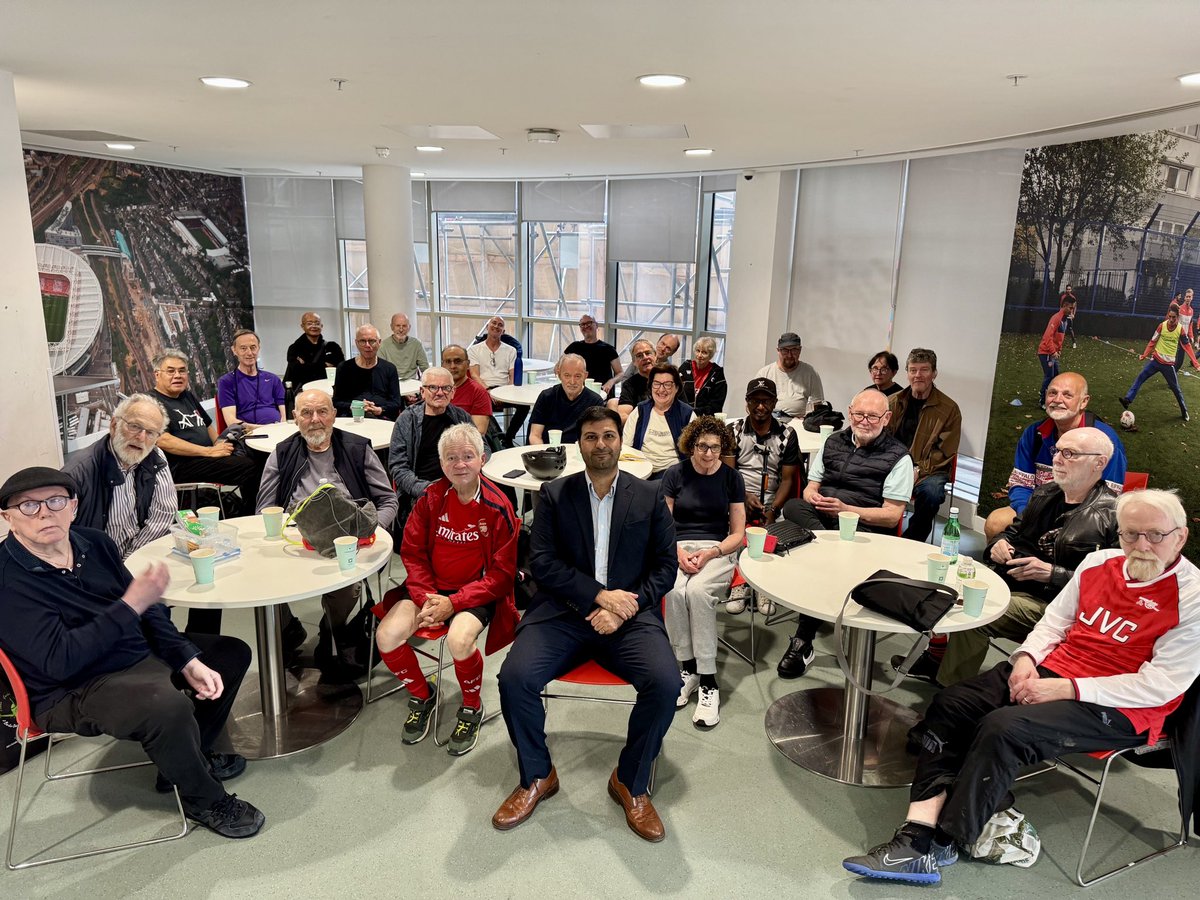Ed_Jabbari's tweet image. A fantastic afternoon spent talking to the Arsenal Parkinson’s Walking Football squad. Such an honour to have contributed to our club’s rich history of impactful work in the community! @ParkinsonsUK @WhitHealth @uclh @Arsenal