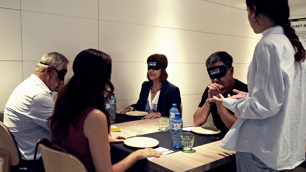 Un gran dia ahir a la seu de l'ONCE de Barcelona, on es celebraven els 200 anys d'en Louis Braïlle. Ens van convidar a un grapat d'escriptors, Rafel Nadal, Tània Juste, Martí Gironell i jo mateixa.
Sempre al vostre costat.
Gràcies per comptar amb mi...
Fotos: ©xrtrigo.