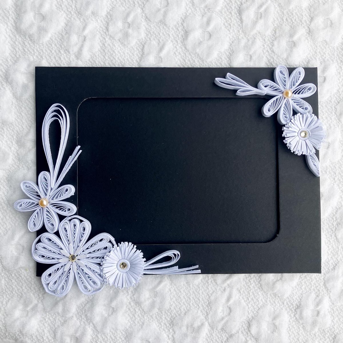 nao_paper_'s tweet photo. 白いお花のペーパーフォトフレームです♡
多用途に使えます(^^)
#ペーパークイリング #クイリング #画用紙 #花のある暮らし #フォトフレーム #お祝い #結婚祝い https://t.co/ggccY8YQBk