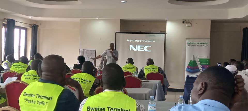 Kalema Andrew Arnold (@kalemaxa) on Twitter photo #PaakaYaffe
At <a href="/Bwaise_Terminal/">Bwaise Terminal (BTRoSafe)</a> Parliament session, <a href="/BambanzaSam/">sam Bambanza</a>- <a href="/stassuganda/">Safe Transport and Survivor Support Uganda</a> engaged participants on Road Safety Regulations, highlighting on the 30km/h speed limit around schools. Compliance on these regulations promotes and prevents road crashes.
#RoadSafety #PaakaYaffe
At <a href="/Bwaise_Terminal/">Bwaise Terminal (BTRoSafe)</a> Parliament session, <a href="/BambanzaSam/">sam Bambanza</a>- <a href="/stassuganda/">Safe Transport and Survivor Support Uganda</a> engaged participants on Road Safety Regulations, highlighting on the 30km/h speed limit around schools. Compliance on these regulations promotes and prevents road crashes.
#RoadSafety