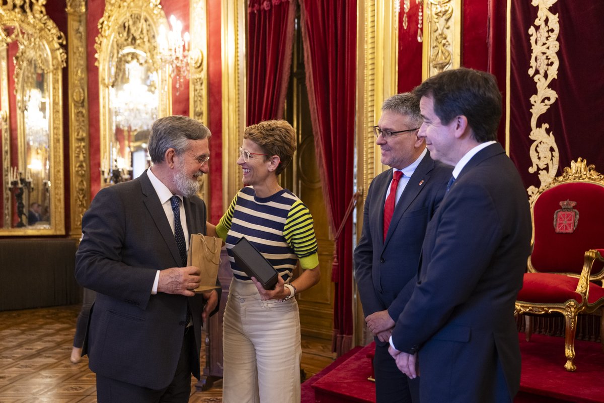 Noticias / Berriak - Gobierno de Navarra (@noticiasgob_na) on Twitter photo .<a href="/mavichina/">María Chivite / ❤️</a>-k nabarmendu duenez, "segurtasuna funtsezko zerbitzu publikoa da, eta gaitasun teknologiko onenak izatea eskatzen du"
➡️Círculo Fundazioko kideei harrera egin die Nafarroako Jauregian
📎Info: navarra.es/eu/-/prentsa-o… .<a href="/mavichina/">María Chivite / ❤️</a>-k nabarmendu duenez, "segurtasuna funtsezko zerbitzu publikoa da, eta gaitasun teknologiko onenak izatea eskatzen du"
➡️Círculo Fundazioko kideei harrera egin die Nafarroako Jauregian
📎Info: navarra.es/eu/-/prentsa-o…
