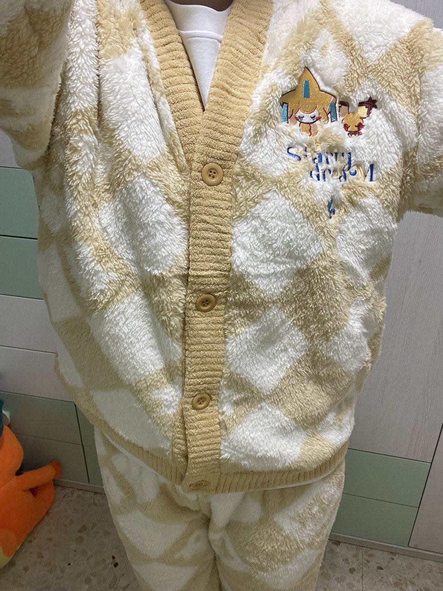 MIRAD LA COSITA TAN CHULA QUE ME HA LLEGADO DE <a href="/Sugahri/">Sugar🍓</a> AAAAAAAAAAAAA podría llorar es preciosísimo estoy enamorada 😭😭😭💛💛💛 casi quiero que llegue el frío ya para ponérmelo 🤧
Infinitas gracias a <a href="/Roltas01/">Roltas</a> por regalármelo 🥹♥️ estoy muy feliz