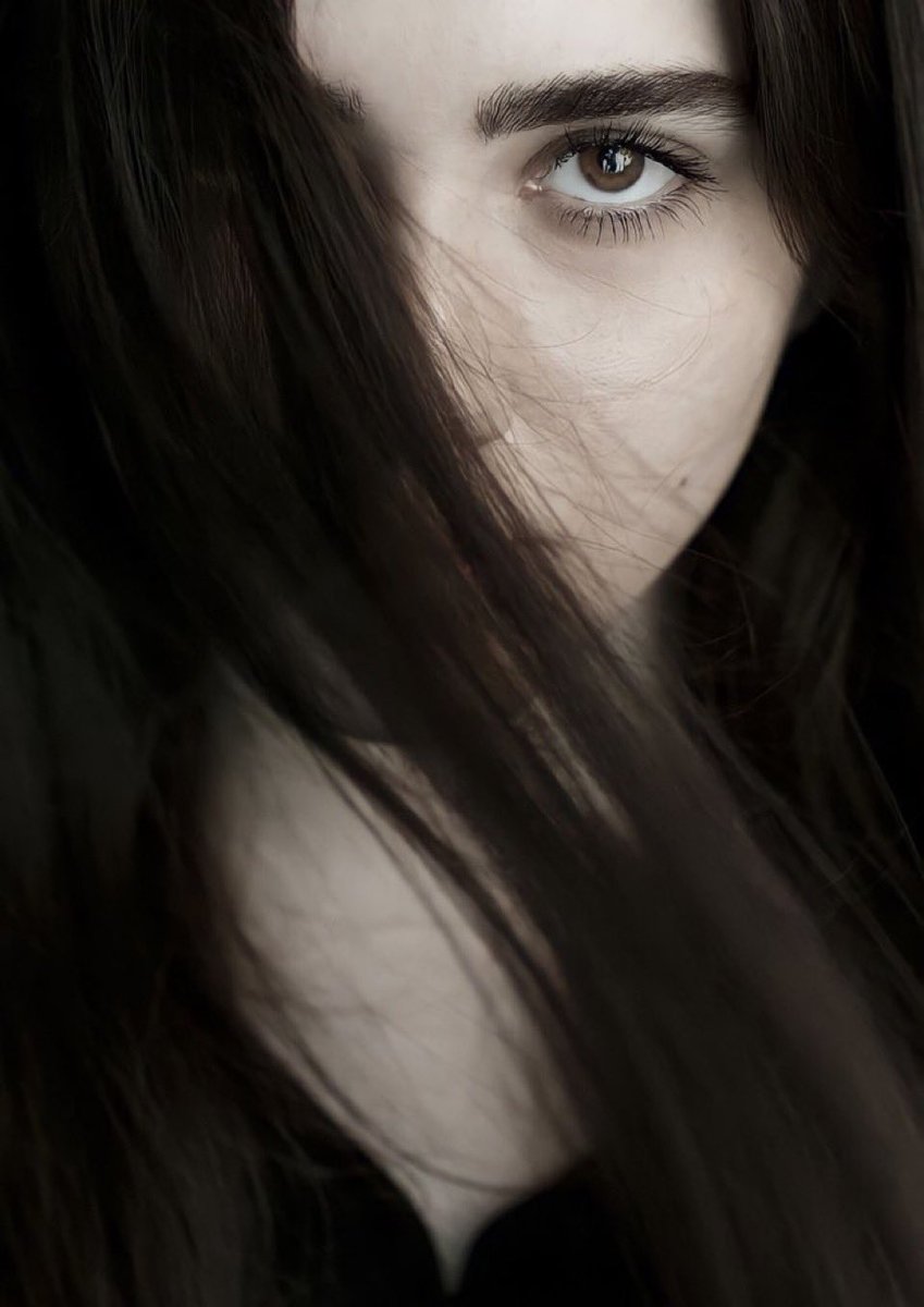 أنا وبكل ثقه إمرأةً
إن تسللت من قلبگ
خلفت ورائي خراباً
لا تستطيع أي امرأة ترميمه