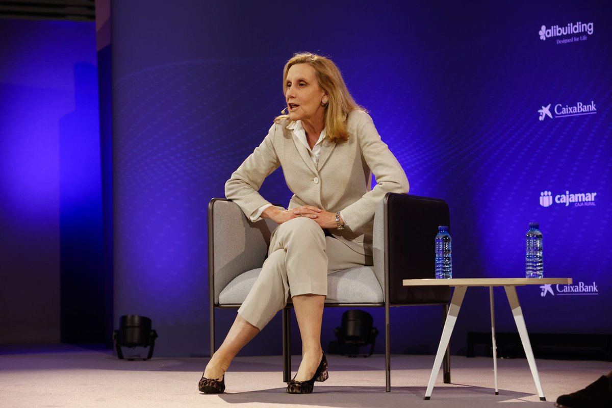 “El conocimiento de la #IAGenerativa está mucho más cerca de lo que puedes pensar”. [R]EVOLUCIONA TU EMPRESA CON IA con Luis Javier Blas Agüeros | Director de Medios CaixaBank <a href="/caixabank/">CaixaBank</a> y Marta Martínez | Industrial Partner CVC Capital Partners #Opendir2025