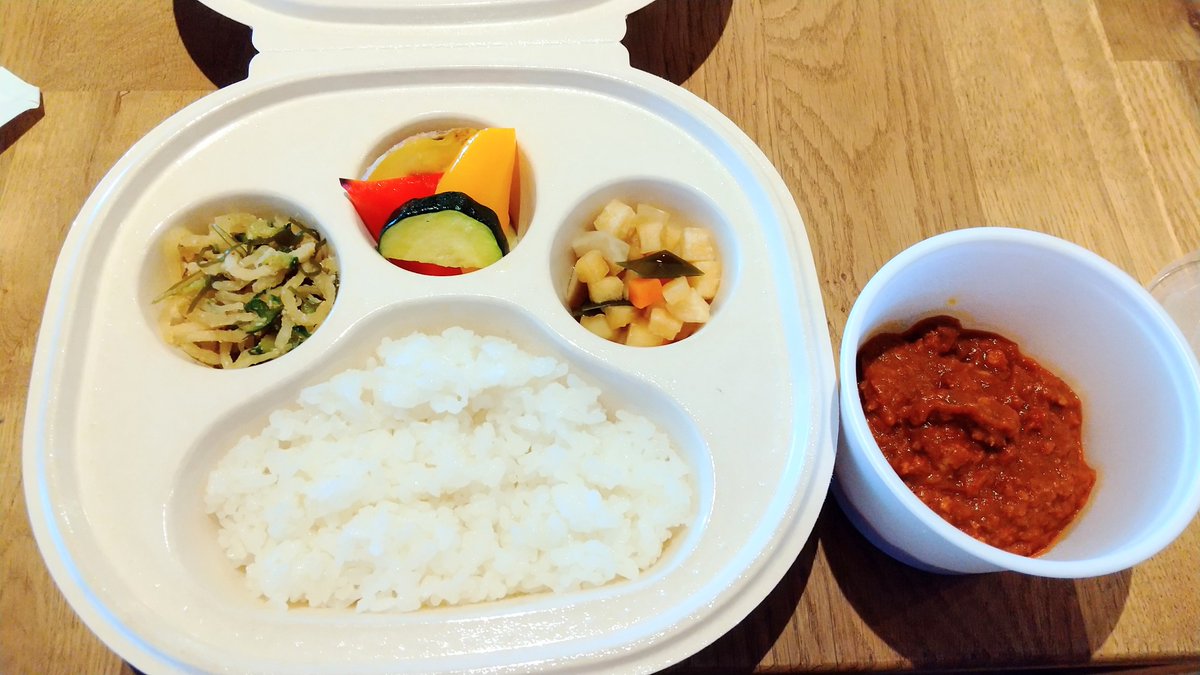 FASTCOM_deguchi's tweet photo. 本日は研修で、埼玉県加須市にある誠農社 @seinousha 様での田植え体験をしました！
泥に足をとられながら腰をかがめてひとつずつ大切に苗を植えるという貴重な経験をさせていただきました。
お昼は併設のカフェで。
藤田社長の講話では、ビジネスの視点を学ぶことができました。
#UCHINO #田植え https://t.co/vxCIHFAwDv
