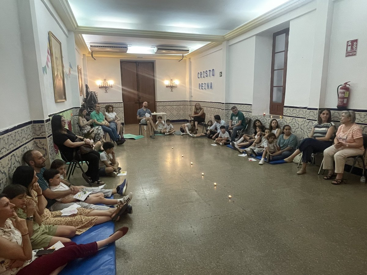 Ayer celebramos la última sesión del Despertar Religioso junto a las familias de 2ºEPO. Concluimos este curso tan especial con una emotiva sesión de interioridad dedicada a la Virgen María.
Ha sido un año lleno de momentos compartidos, de descubrimientos y de crecimiento en la fe