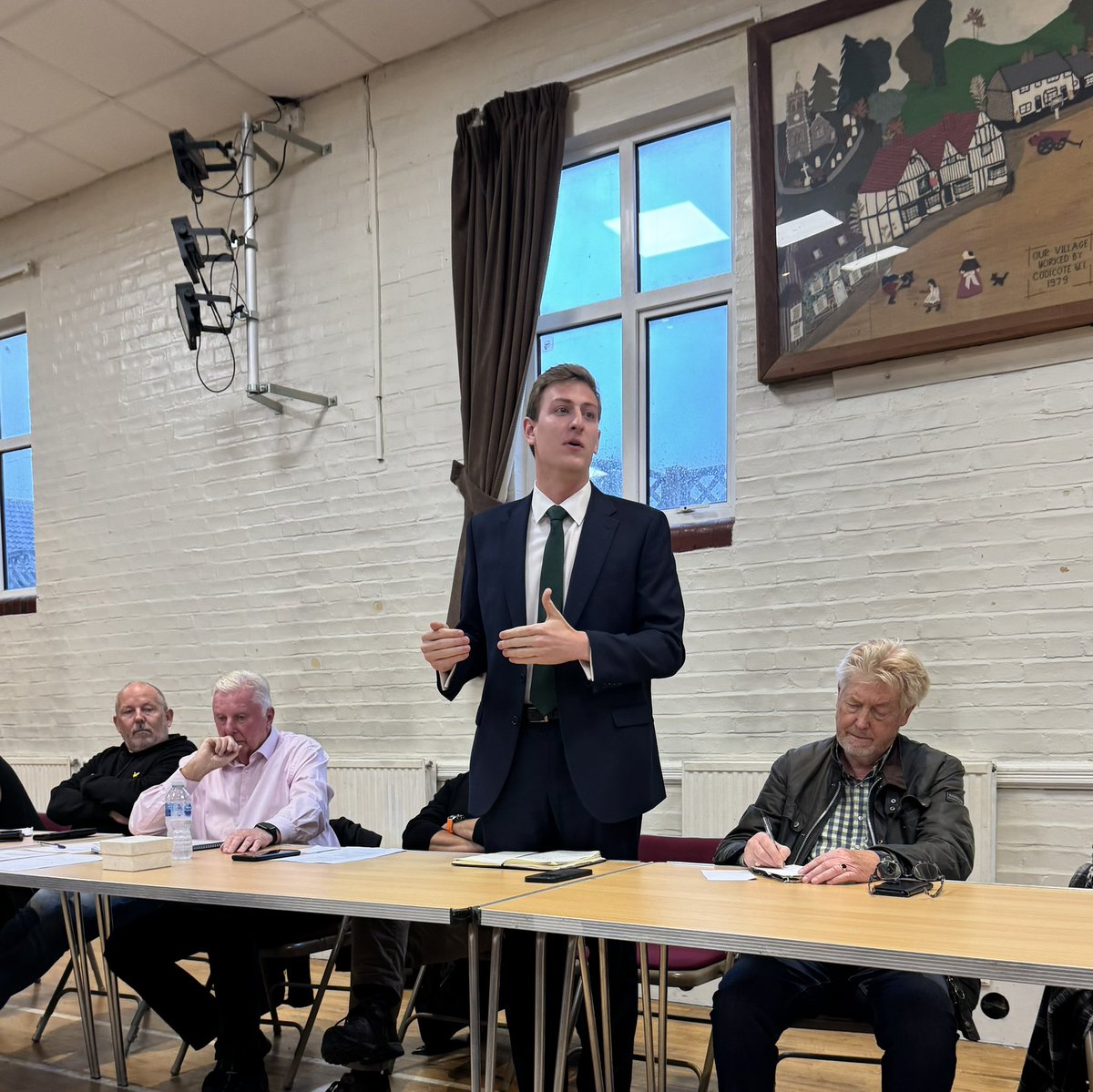 Great to speak with residents in Codicote yesterday evening about a whole host of local issues including the impact of local development, congestion on the High Street and people’s frustration with bins being removed from our community as a result of the Labour/Lib Dem bin cuts.