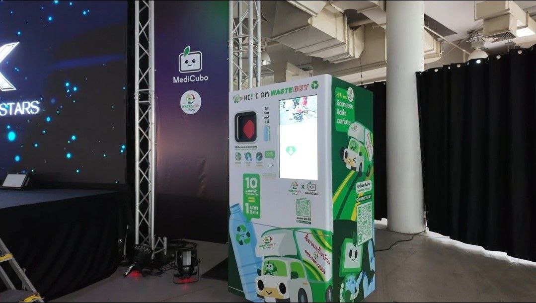 RCX_official's tweet photo. 🌟 At the T2K event,
participants recycled plastic through the RVM and used the points earned to vote on live TV!
It was a meaningful and memorable moment, showing how recycling and rewards can empower local communities. ♻️💚 #Medicubo #M_point #T2K_Rising_Star #R2E https://t.co/CiNBnBTh4S