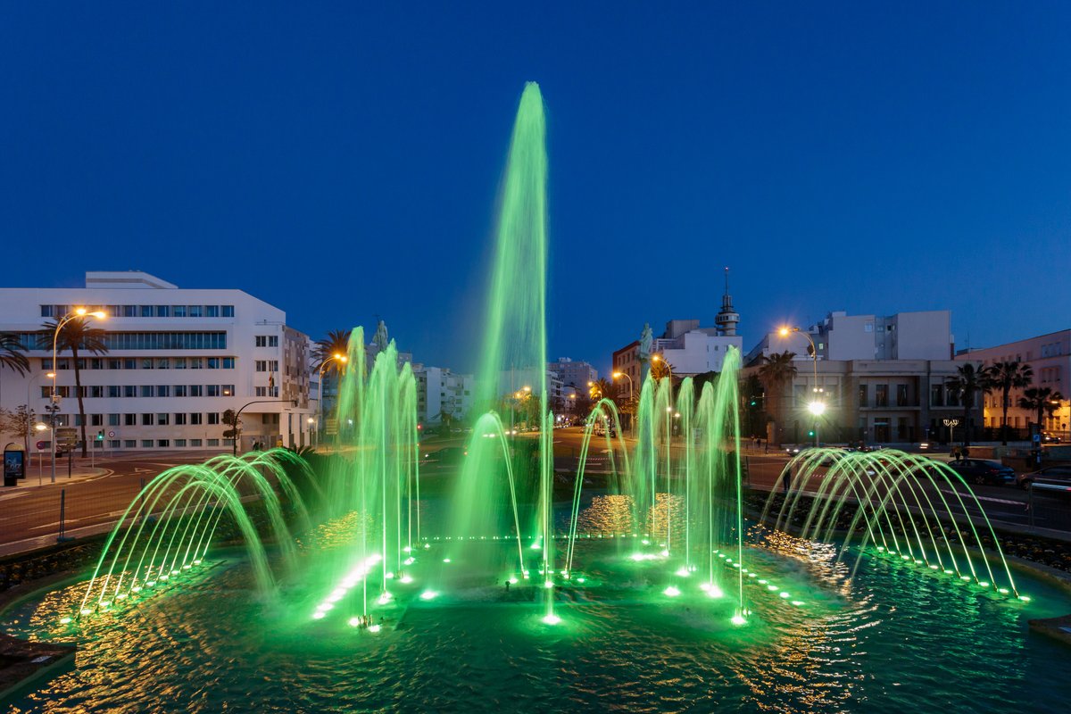 Hoy viernes 30 de mayo se conmemora el Día Internacional de la Esclerosis Múltiple, por este motivo nuestras fuentes de plaza Sevilla y de Puerta Tierra lucen en color verde. 
#enfermedades #cádiz #fuente #luces