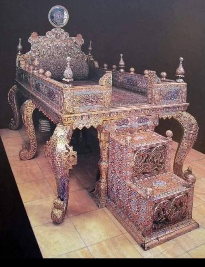 کہتے ہیں یہ تخت طاؤس ہے۔ 
یہ وہ مغلوں کا تخت تھا جس کی تیاری میں 1150 کلو خالص سونا اور 230 کلو گرام ہیرے جواہرات لگے ہوئے ہیں ۔ 1739 میں نادر شاہ لوٹ کر ایران لے گیا۔  اس کی 1999 میں لگوائی گئی قیمت ساڑھ چار ارب تھی۔ آج کا اندازہ لگا لیں۔
#الهلال_القادسيه 
#Beckysangels