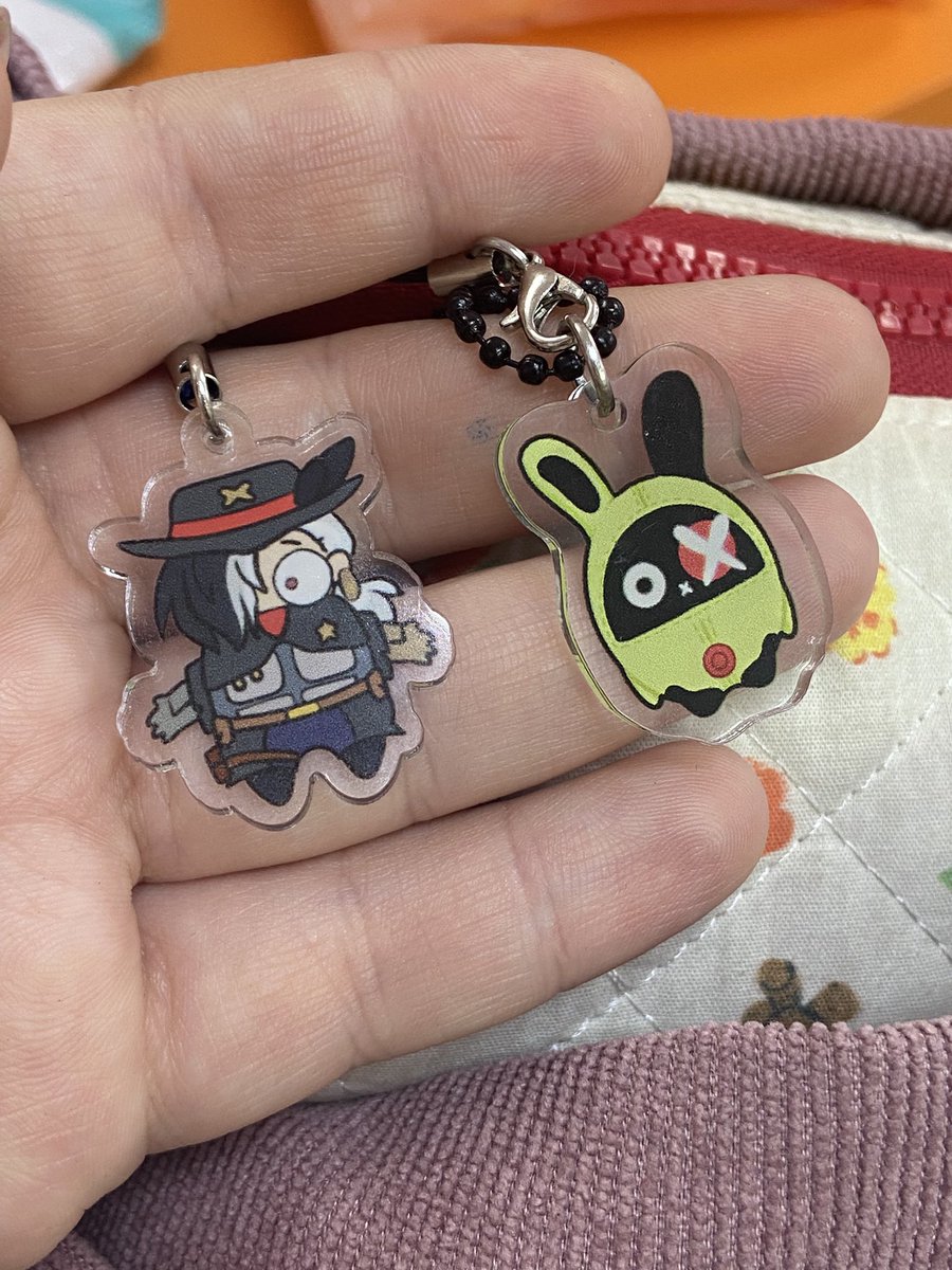 у обвесов на косметичке одинаковое количество интеллекта: по 1 пойнту у каждого.